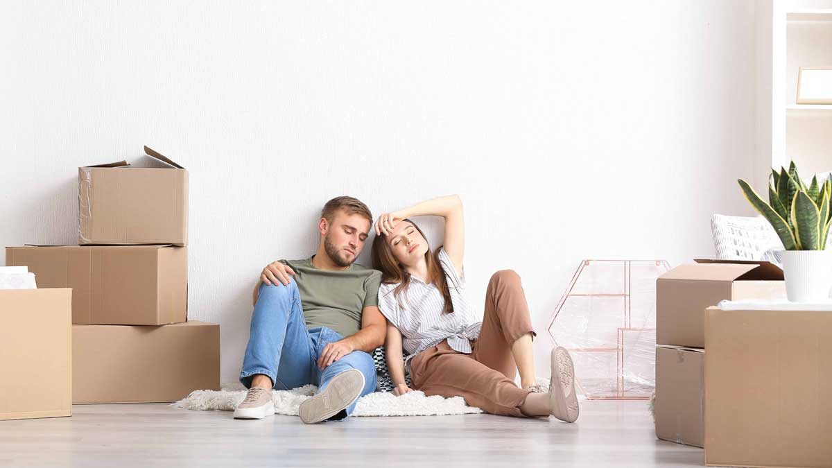 couple-packing-home-moving